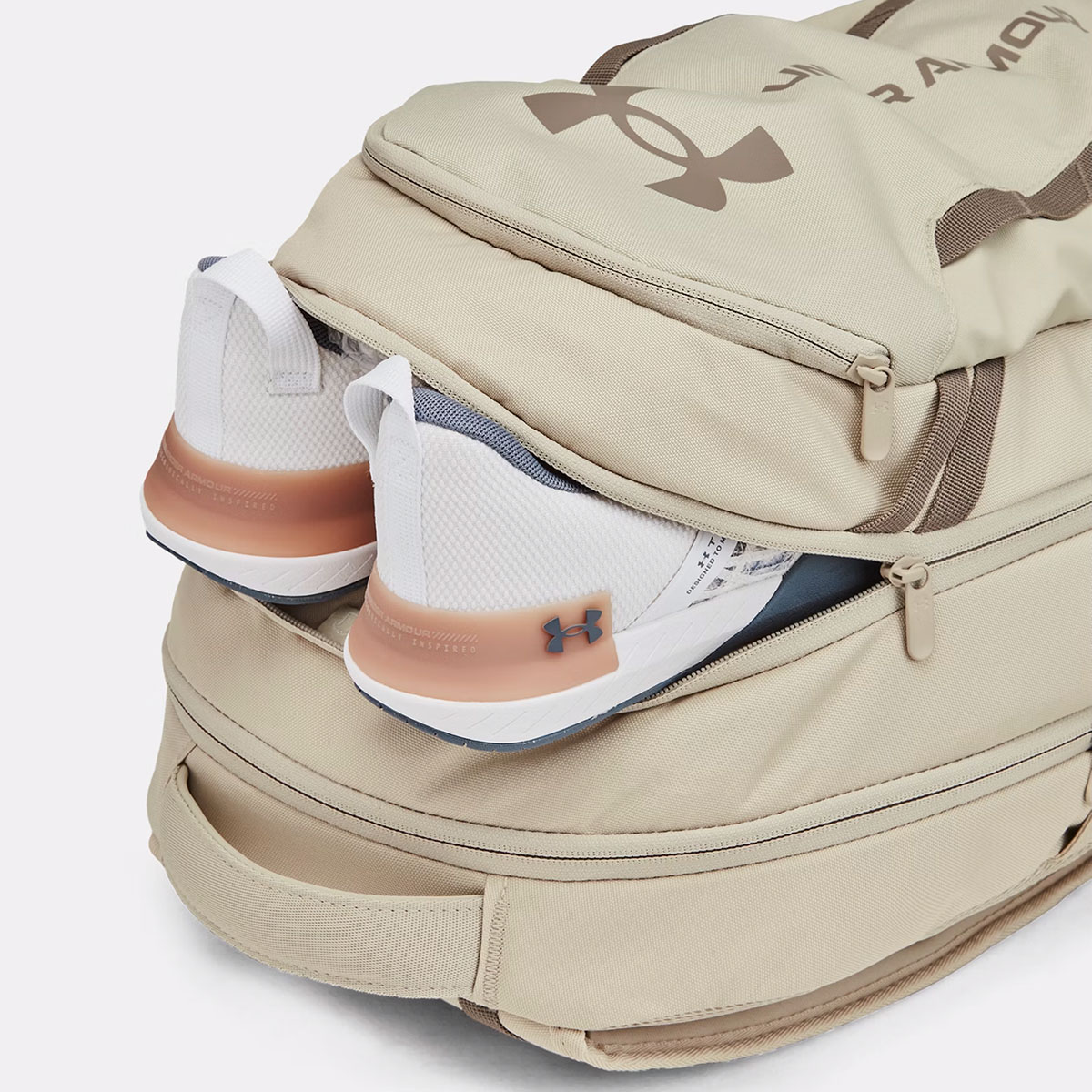 Sac à dos Under Armour 29L Hustle 6.0 Camouflage Marron khaki 1384672-289 Detail avec chaussures