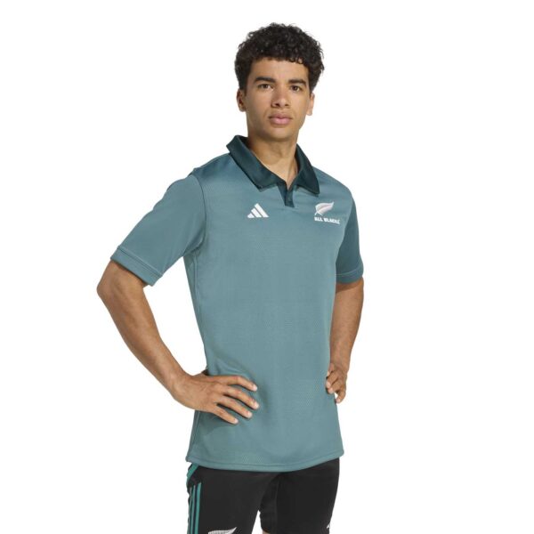 Maillot d'entraînement All Blacks Adidas Vert JM9634 Vue porté de face lateral