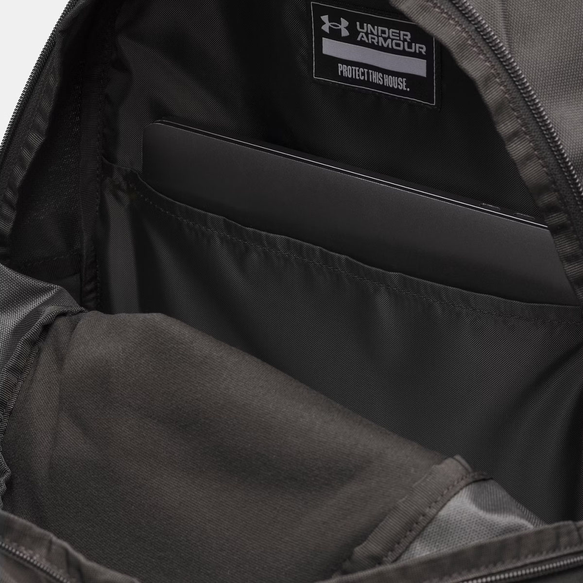 Sac à dos de sport UA Hustle Lite Noir et gris 6000399-001 Vue interieur