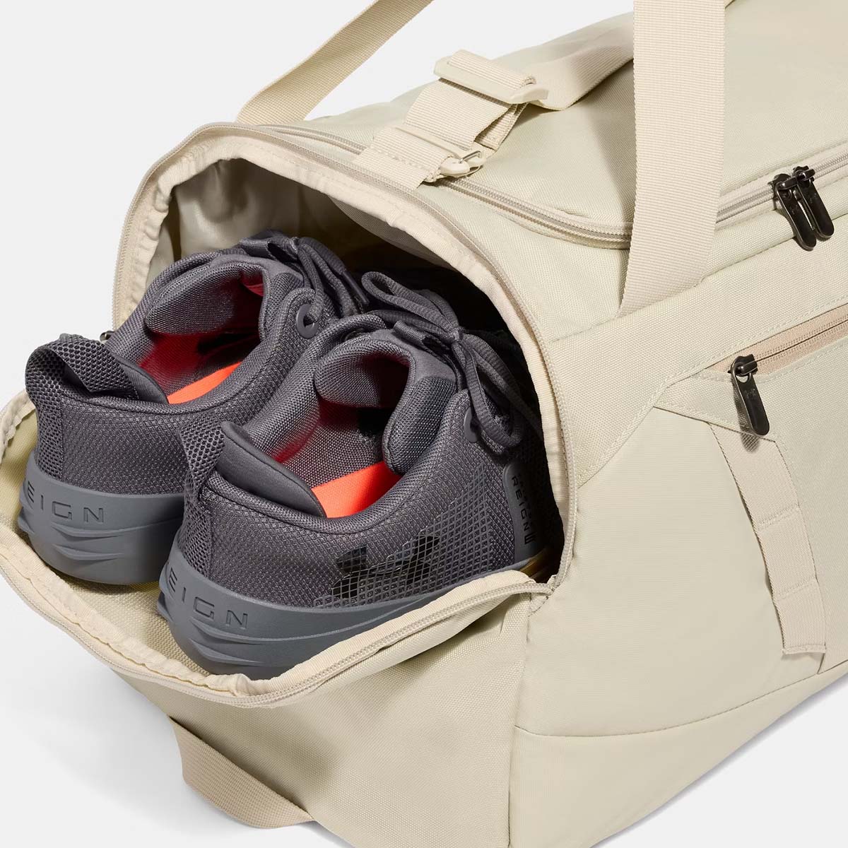 Sac de sport moyen 58L UA Undeniable 5.0 Beige 1369223-290 Detail Lateral Poche Chaussures