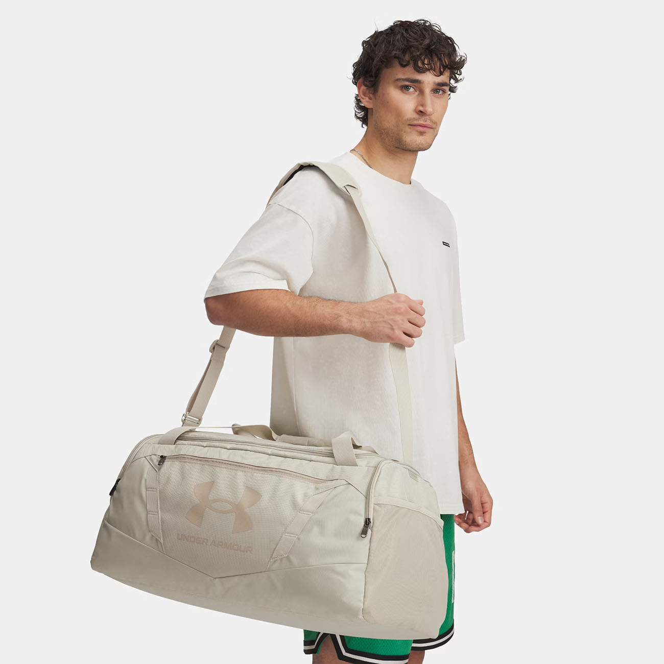 Sac de sport moyen 58L UA Undeniable 5.0 Beige 1369223-290 Vue porté de face lateral
