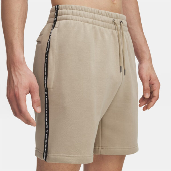 Short à bandes griffées UA Icon Fleece pour homme Under Armour Beige 1390299-299 Vue porté de face lateral