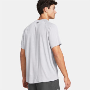 T-shirt texturé UA Tech™ pour homme Blanc et noir 1382796-100 Vue porté de dos