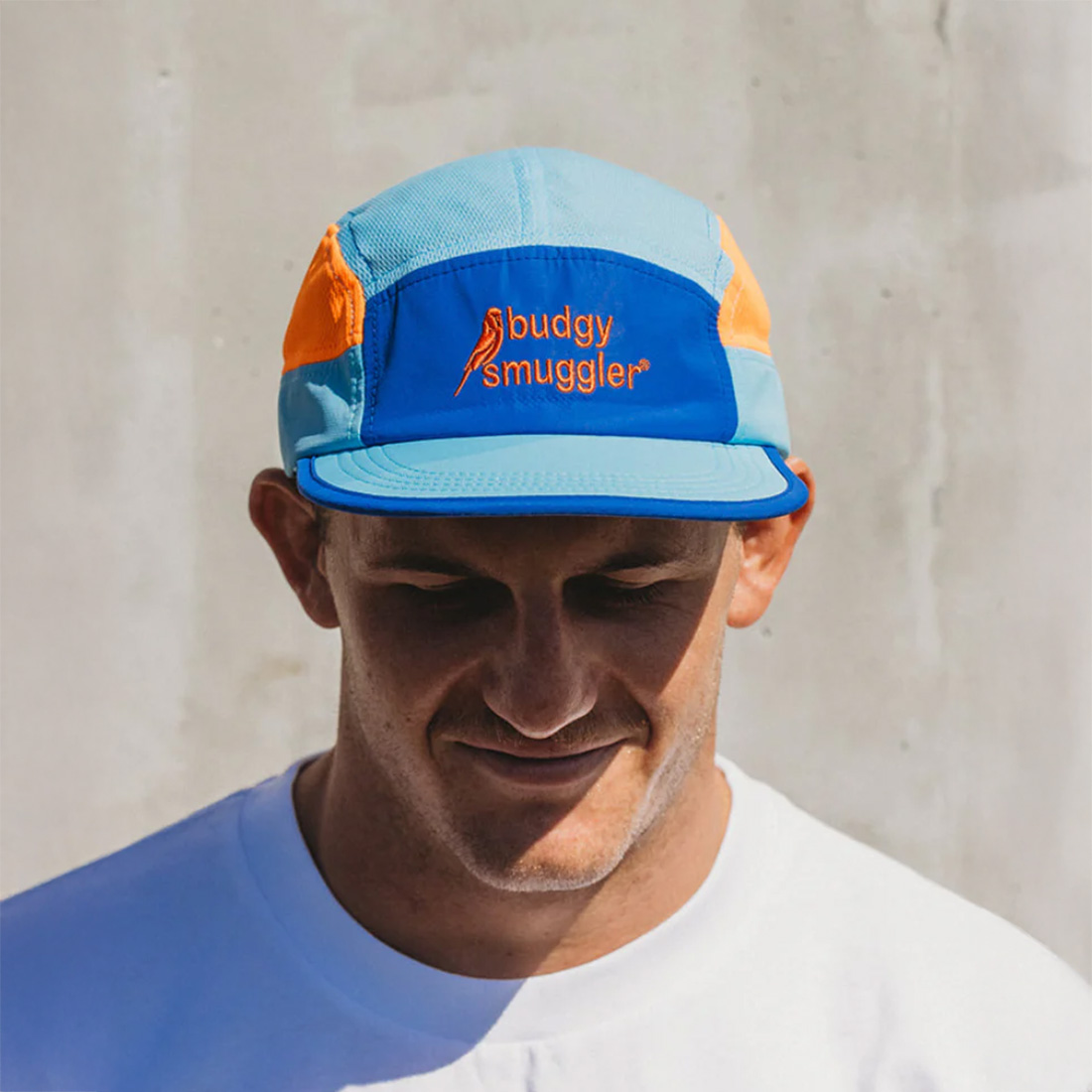 Casquette de running Budgy Smuggler Bleu et Orange Vue porté de face