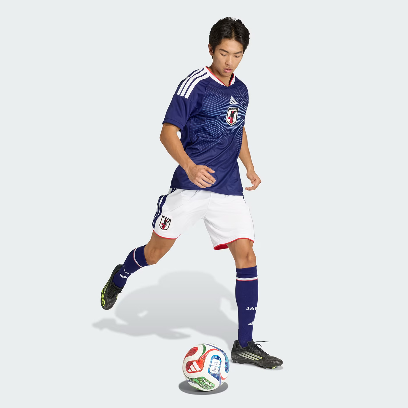 Maillot de foot Replica Domicile Japon 2026:2027 Adidas Bleu KD3345 Vue porté large frappe