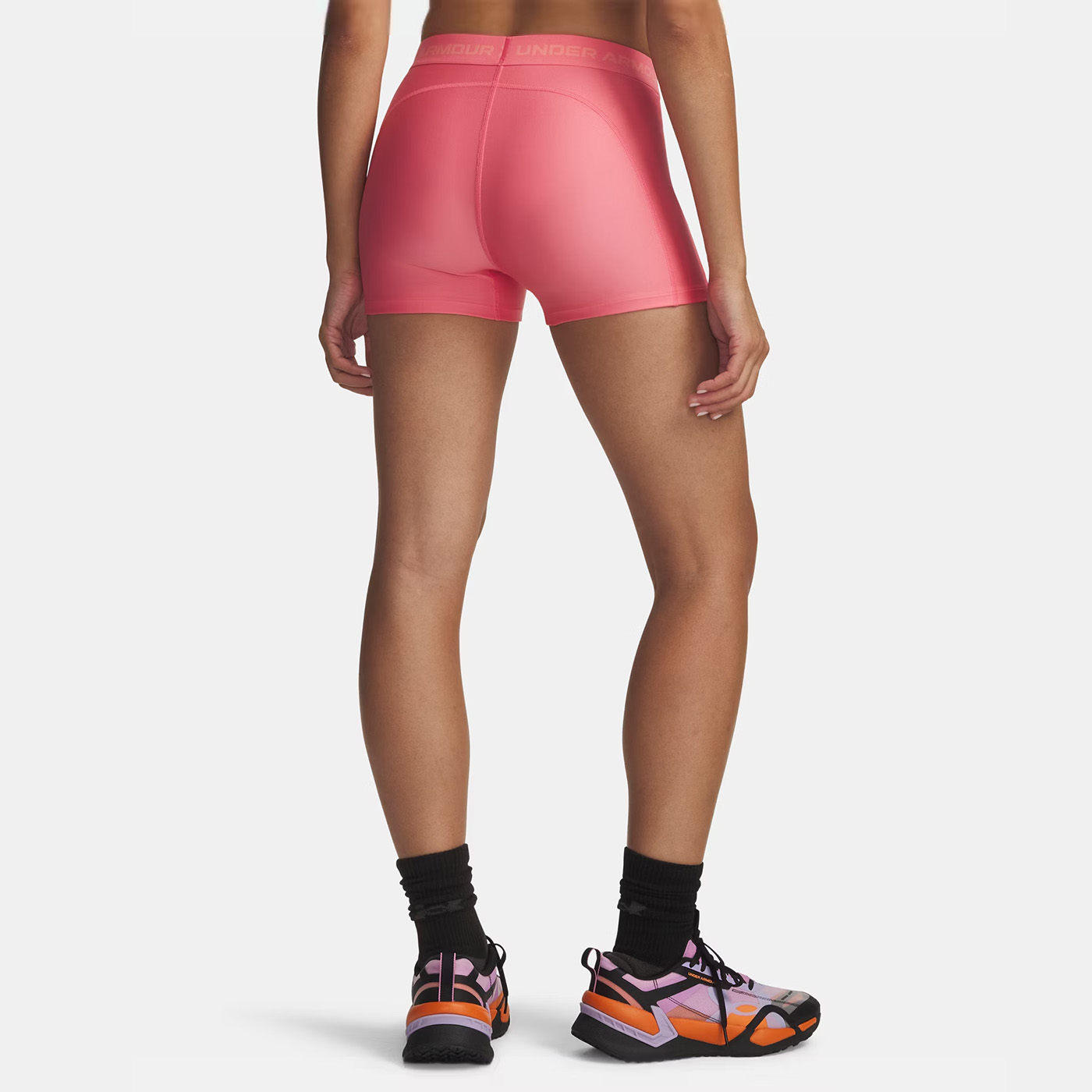Shorty Under Armour HeatGear® 8cm pour femme Rose doux 6010725-600 Vue porté de dos