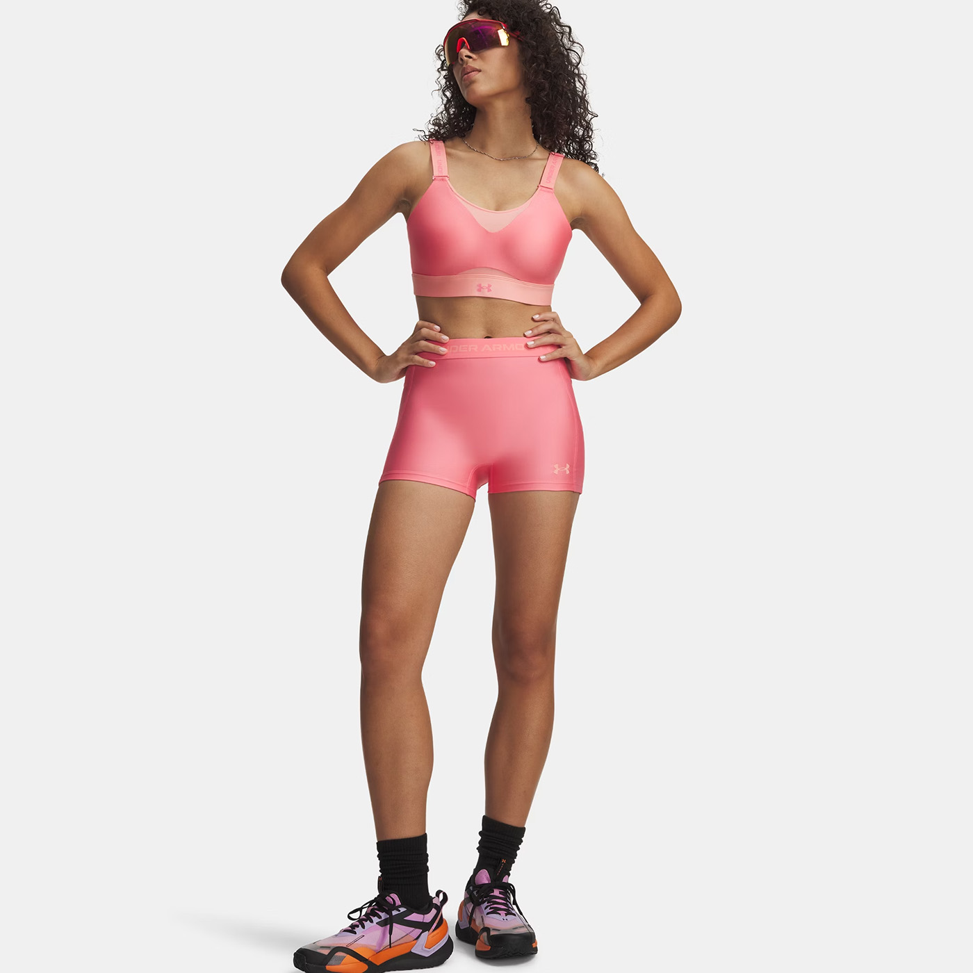 Shorty Under Armour HeatGear® 8cm pour femme Rose doux 6010725-600 Vue porté de face large