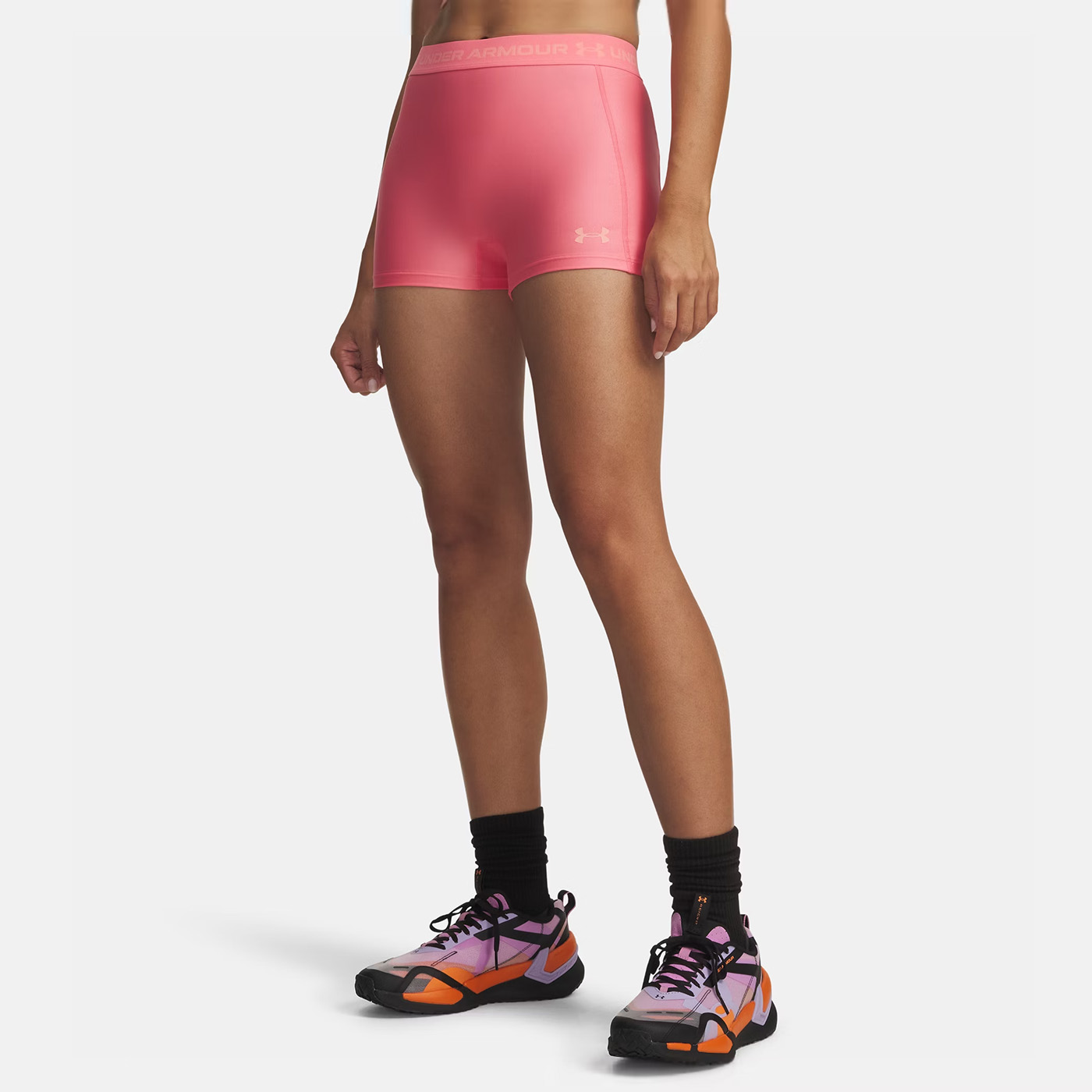 Shorty Under Armour HeatGear® 8cm pour femme Rose doux 6010725-600 Vue porté de face