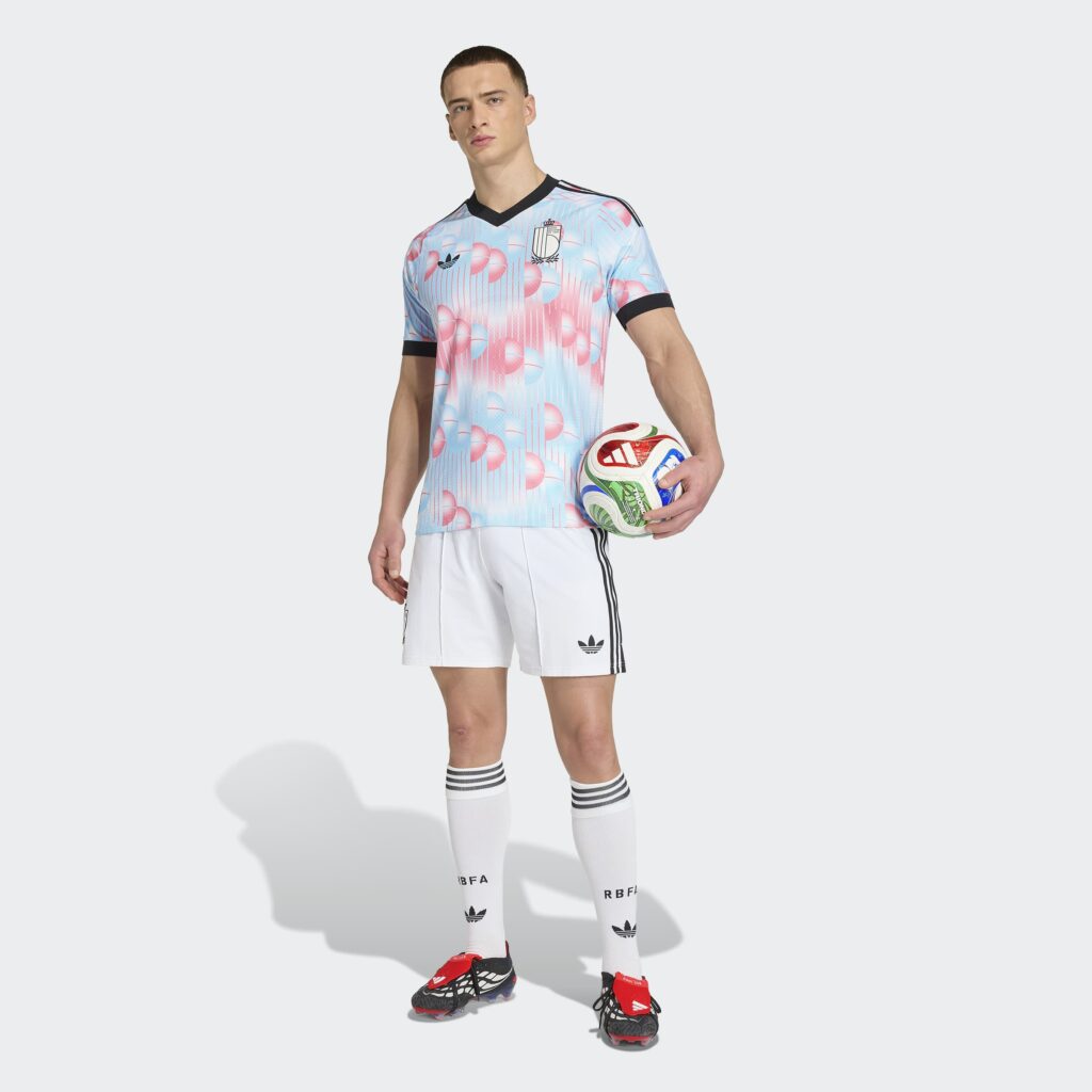 Kit complet Belgique Coupe du monde 2026, Extérieur : short et chaussettes blanc avec le maillot extérieur bleu ciel, rose et blanc.