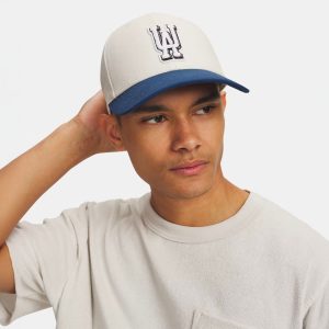 Casquette ajustable UA Essential Mid Blanc et bleu marine 6005001-279 Vue porté de face