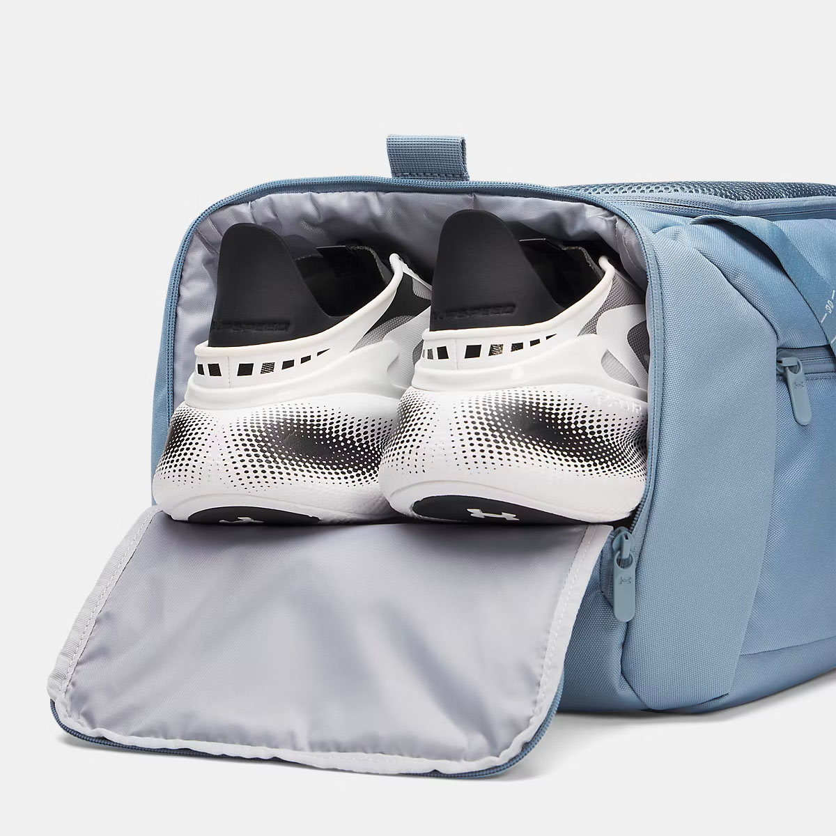 Sac à dos de sport UA Undeniable Small Bleu ciel 40L 6013602-448 Detail Lateral Poche chaussure