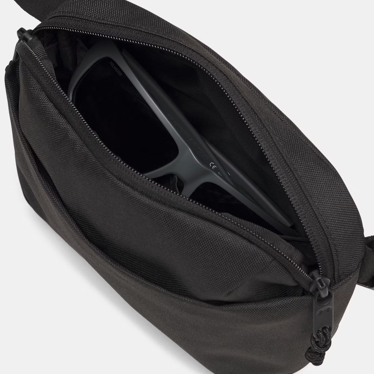 Sac banane en bandoulière UA Essential 2,5L Noir 6011275-001 Detail ouvert interieur