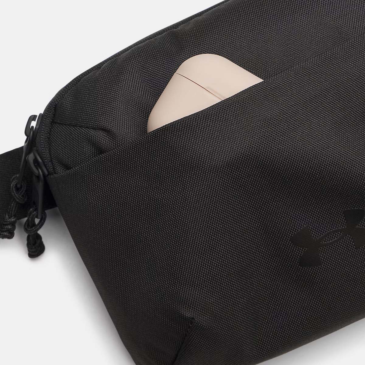 Sac banane en bandoulière UA Essential 2,5L Noir 6011275-001 Detail poche avant