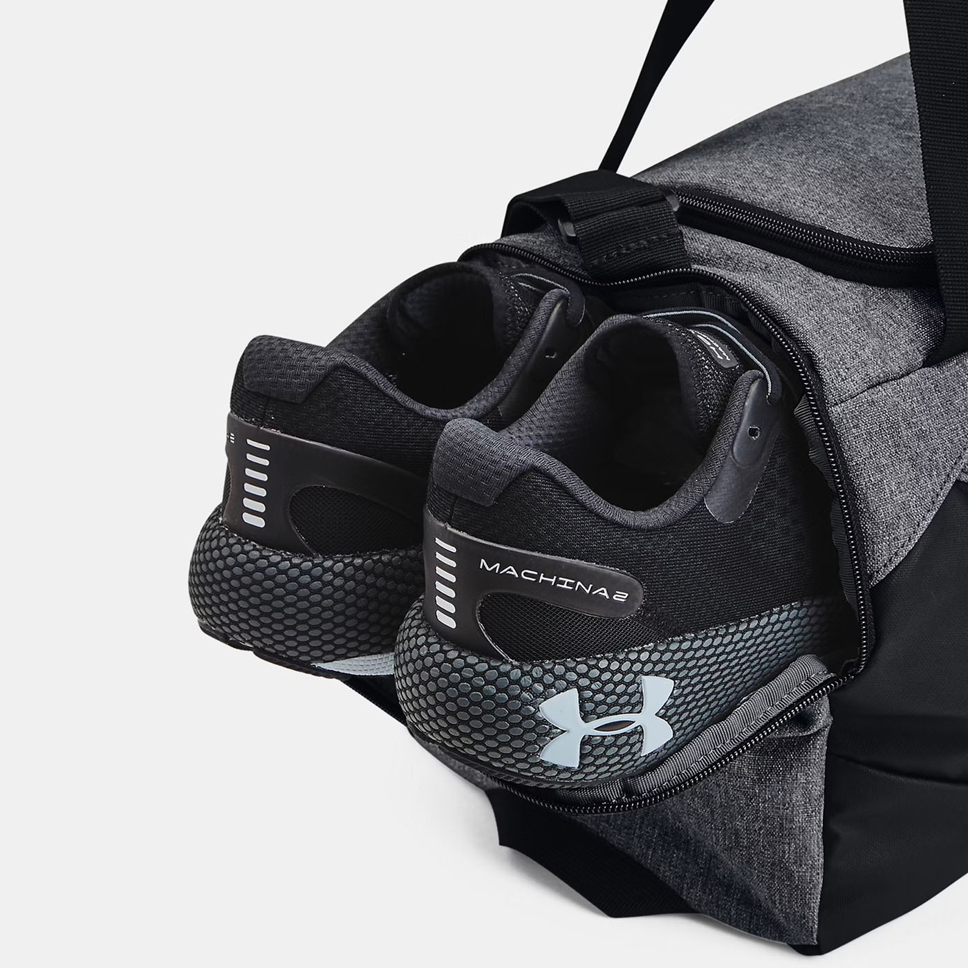 Sac de sport UA Undeniable 5.0 XS 23L Gris chiné 1369221-012 Detail lateral chaussures