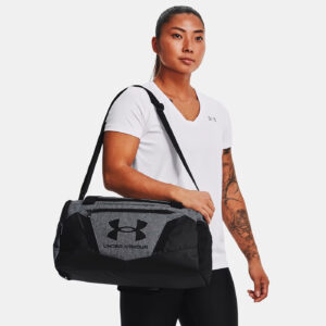 Sac de sport UA Undeniable 5.0 XS 23L Gris chiné 1369221-012 Vue porté