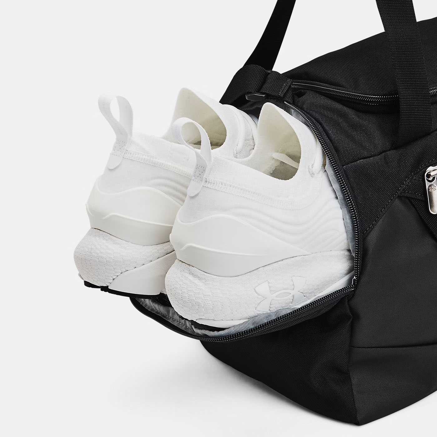 Sac de sport UA Undeniable 5.0 XS 23L Noir 1369221-001 Detail poche laterale