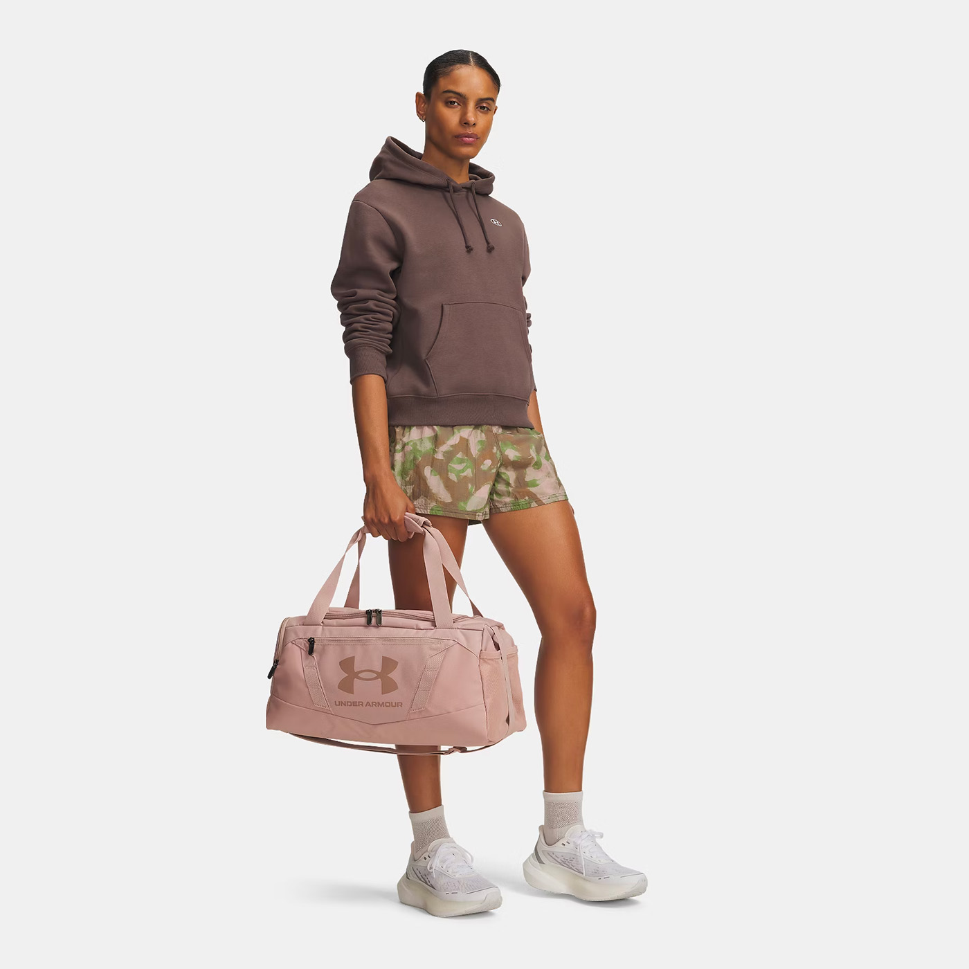Sac de sport UA Undeniable 5.0 XS 23L Rose pâle 1369221-600 Vue face walking