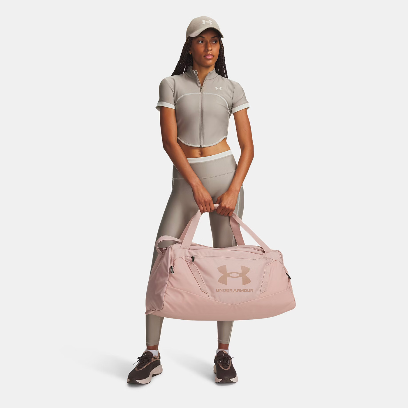Sac de sport moyen 58L UA Undeniable 5.0 Rose poudré 1369223-601 Vue porté