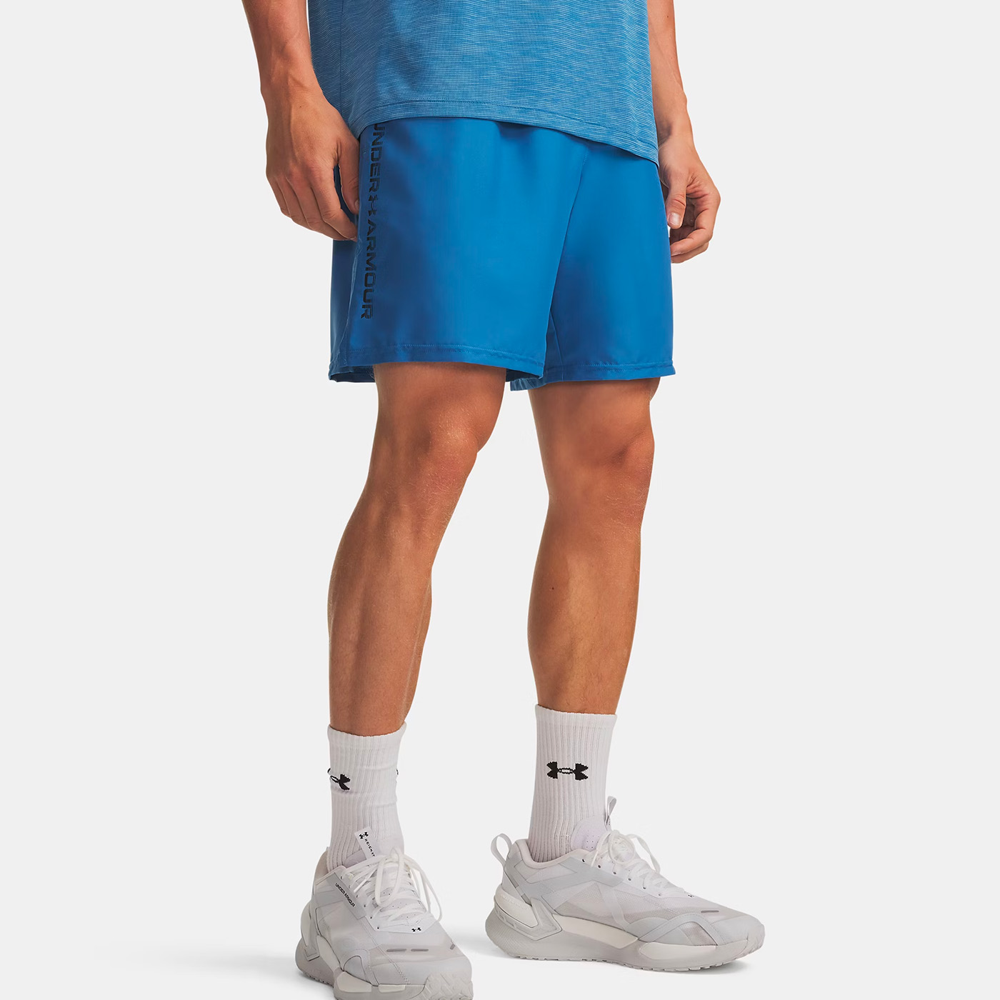 Short 21cm UA Tech™ tissé avec logo pour homme Under Armour Bleu 1383356-430 Vue porté de face