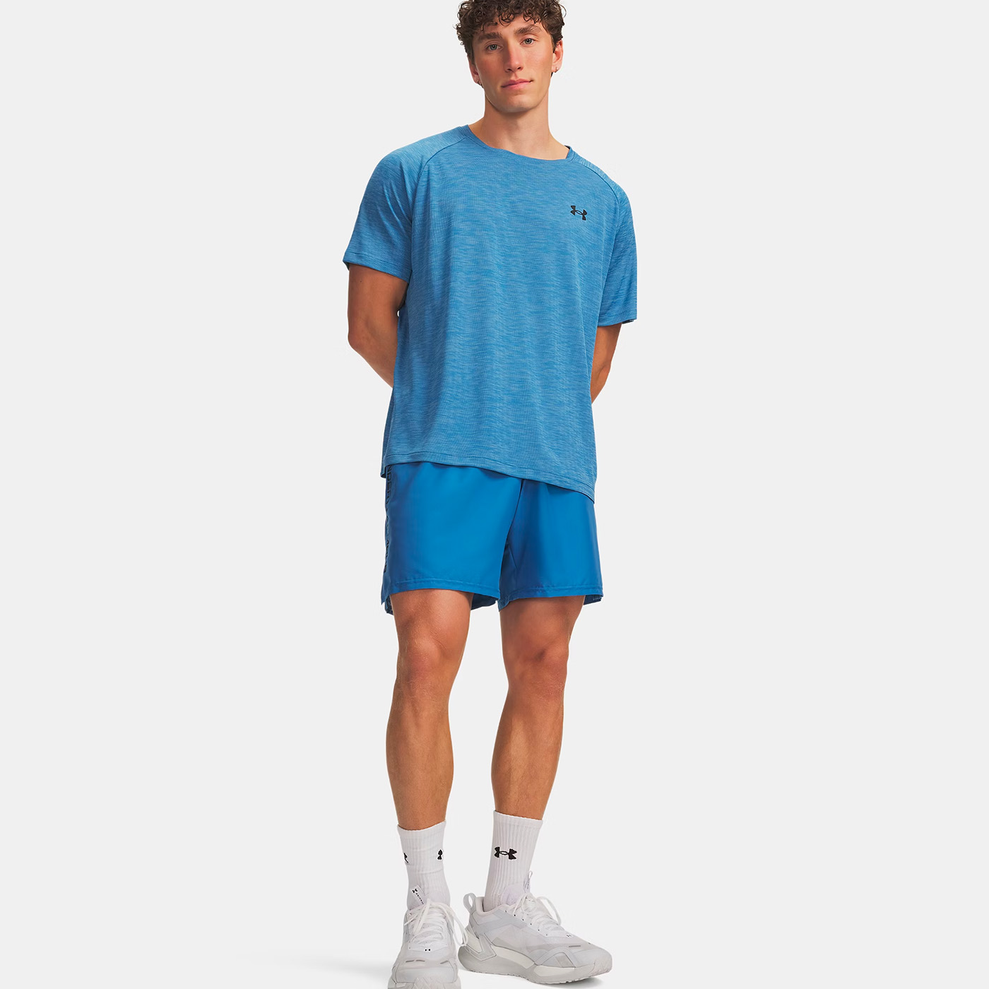 Short 21cm UA Tech™ tissé avec logo pour homme Under Armour Bleu 1383356-430 Vue porté face walking