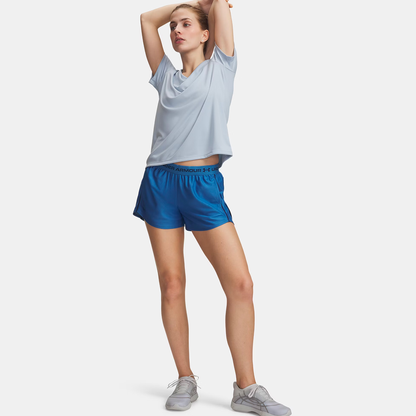 Short UA Tech™ Play Up pour femme Under Armour Bleu 1389882-430 Vue porté face walking