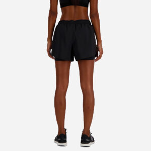 Short de running Femme New Balance Essential 2-en-1 Noir WS41225 Vue porté de dos