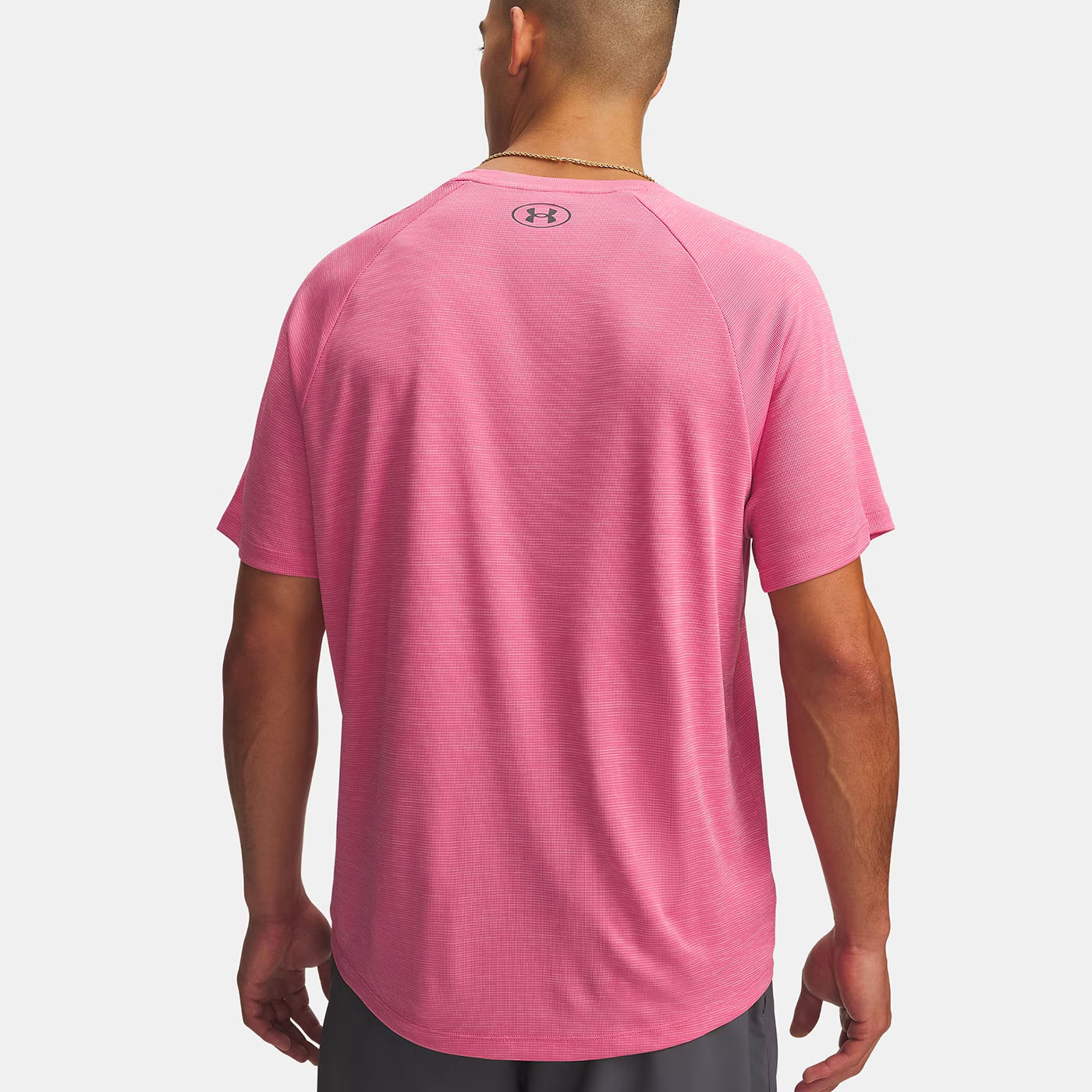 T-shirt UA Tech™ texturé pour homme Under Armour Rose flash 1382796-637 Vue porté de dos