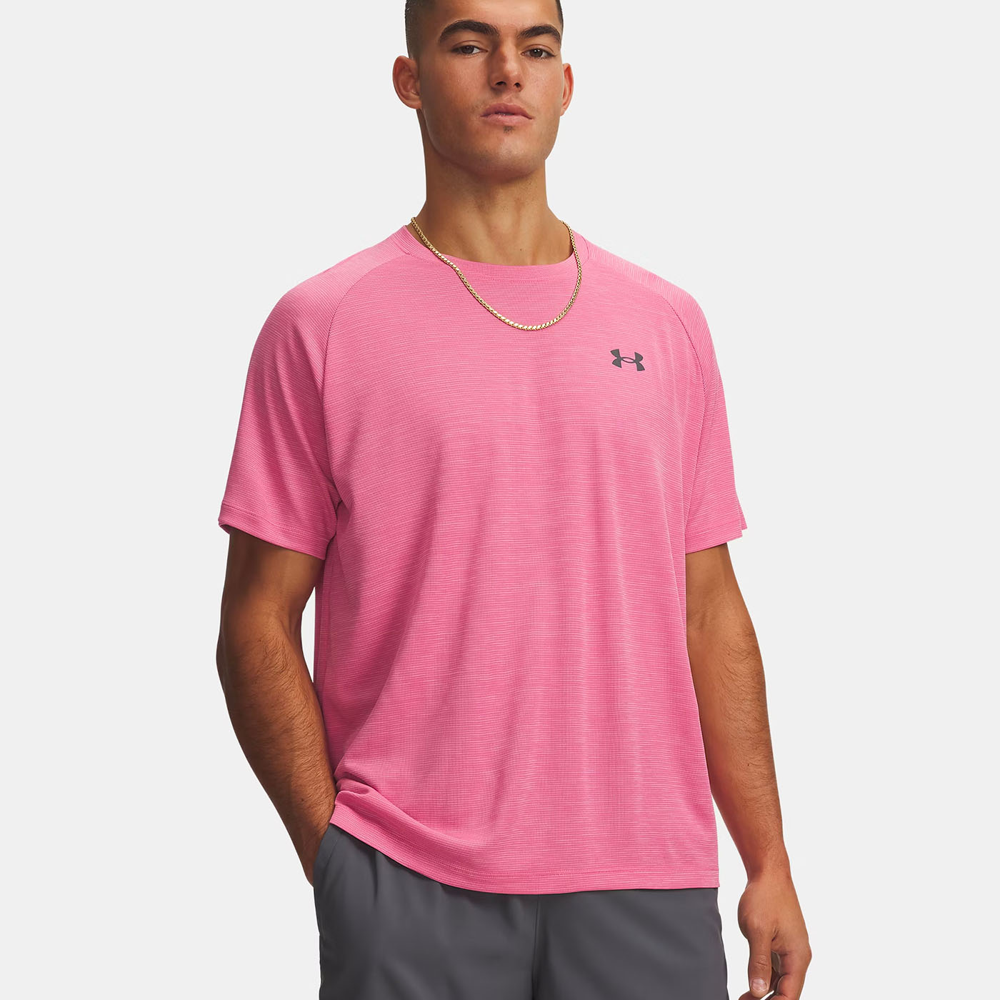 T-shirt UA Tech™ texturé pour homme Under Armour Rose flash 1382796-637 Vue porté de face