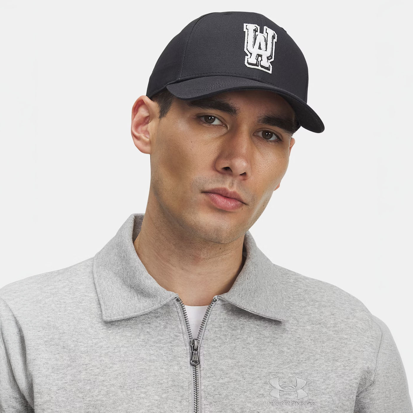 Casquette ajustable UA Essential Mid Noir et blanc 6005001-001 Vue porté de face