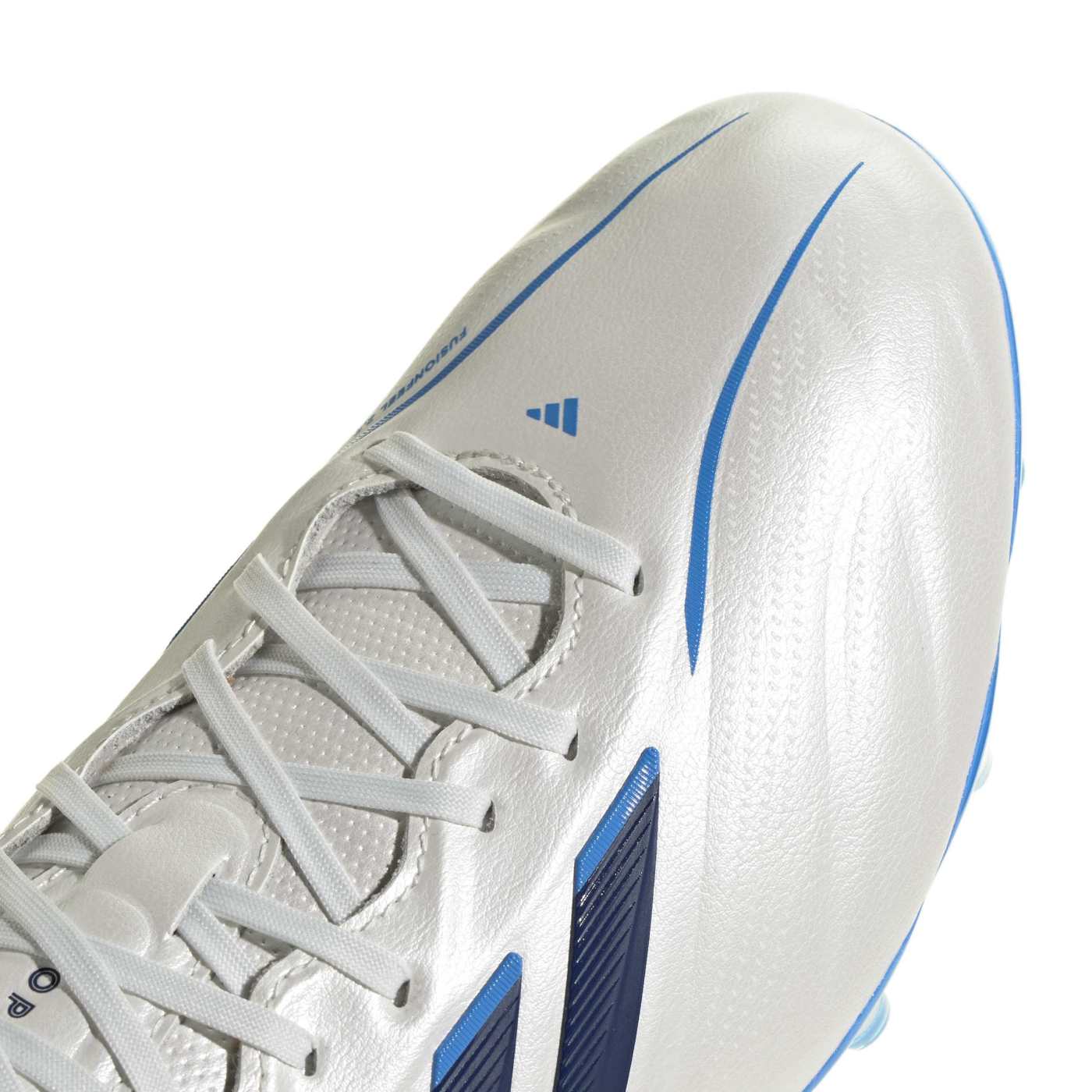 Crampons Adidas Copa Pure IV Pro FG Blanc et bleu KI0627 Detail Front Top Lateral