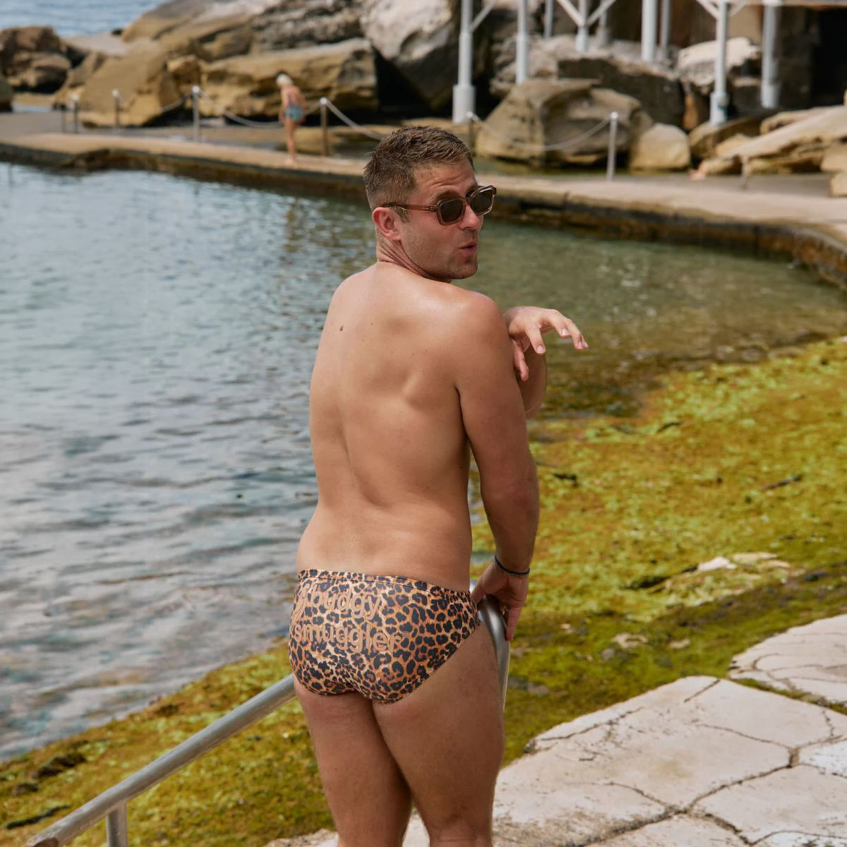 Maillot de bain Budgy Smuggler Léopard 2.0 Vue porté de dos bord