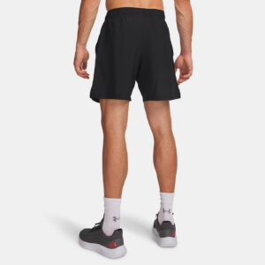 Short 21cm UA Tech™ tissé avec logo pour homme Under Armour Noir 1383356-010 Vue porté de dos