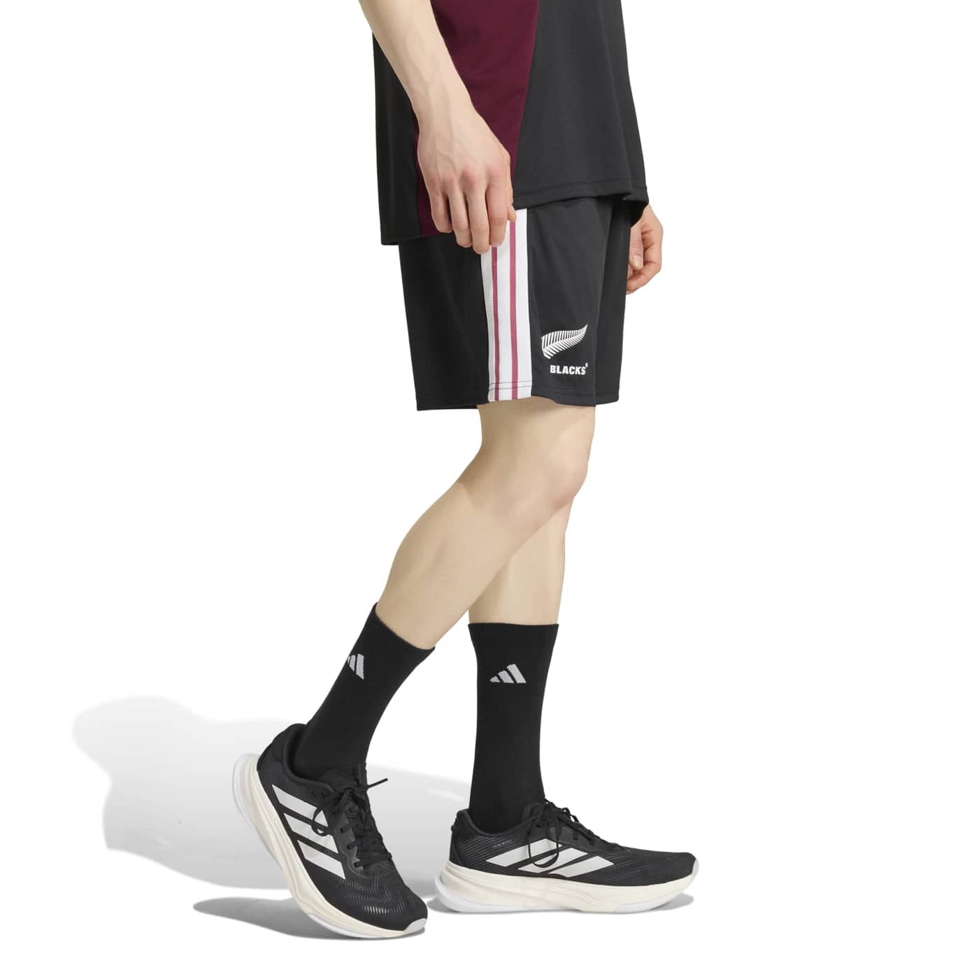 Short de sport All Blacks Adidas Rugby KF1544 Vue porté de face lateral