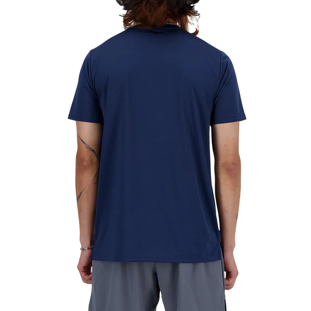 T-shirt New Balance Bleu marine pour Homme MT41222 Vue porté de dos