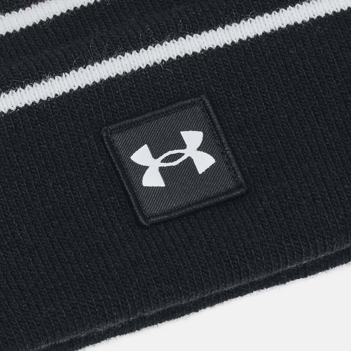 Bonnet à pompon UA Halftime Pom Noir et blanc 1386634-001 Detail Face Label
