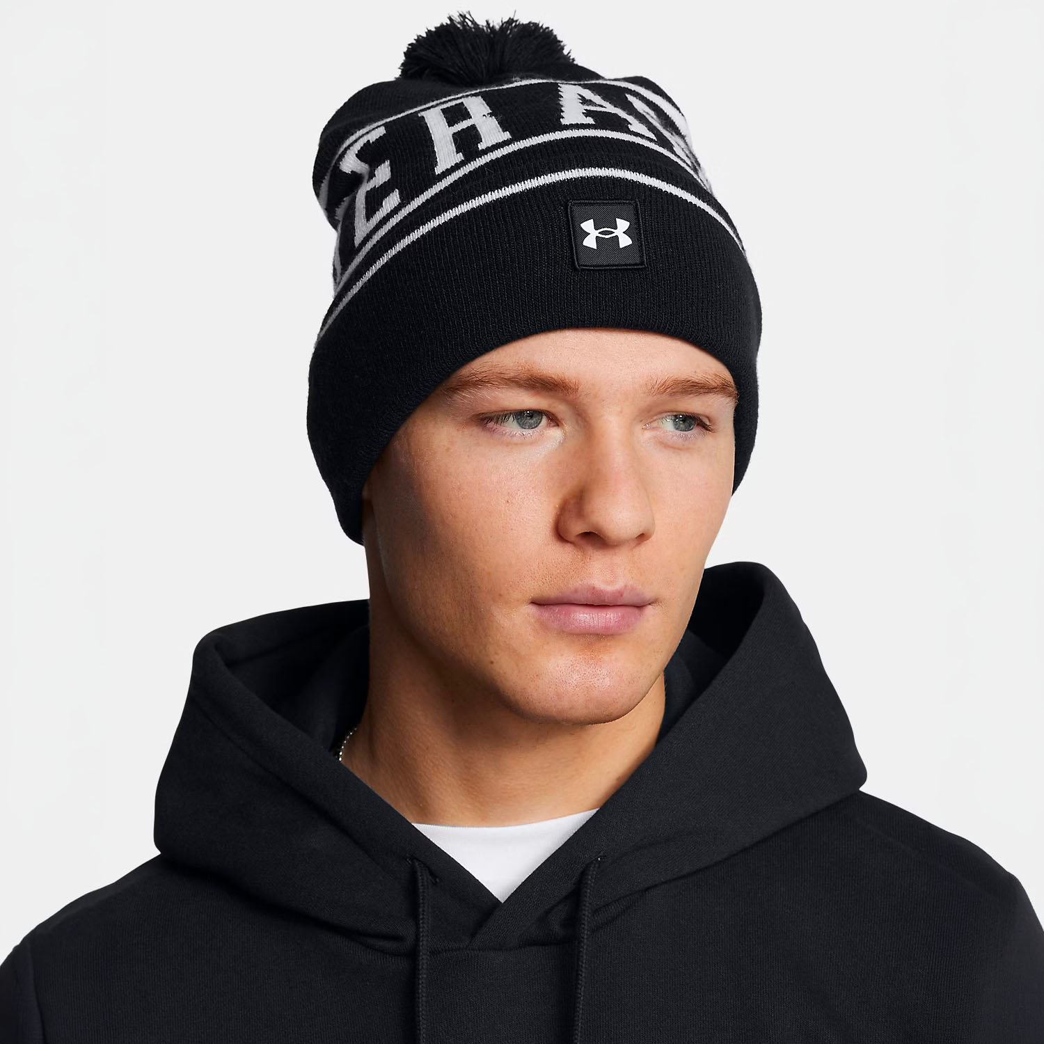 Bonnet à pompon UA Halftime Pom Noir et blanc 1386634-001 Vue porté de face