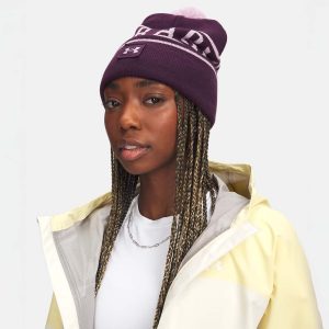 Bonnet à pompon UA Halftime Pom Violet 1386634-526 Vue porté de face