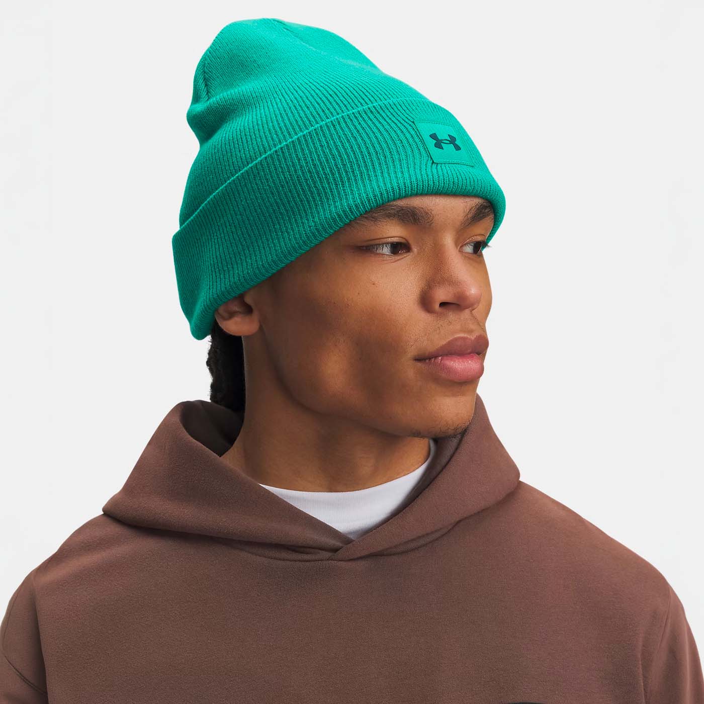 Bonnet à revers UA Halftime Unisexe Vert géode 1373155-993 Vue porté de face