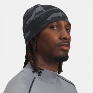 Bonnet pour homme UA Velociti Storm Gris et noir 1380001-025 Vue porté de face lateral