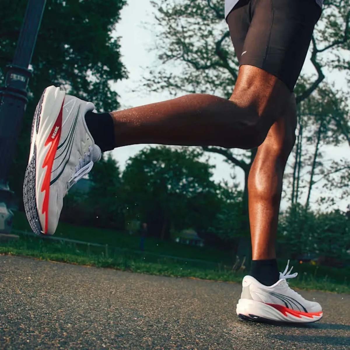 Chaussures de running Puma Velocity Nitro 5 Blanches 312944-05 Vue porté running