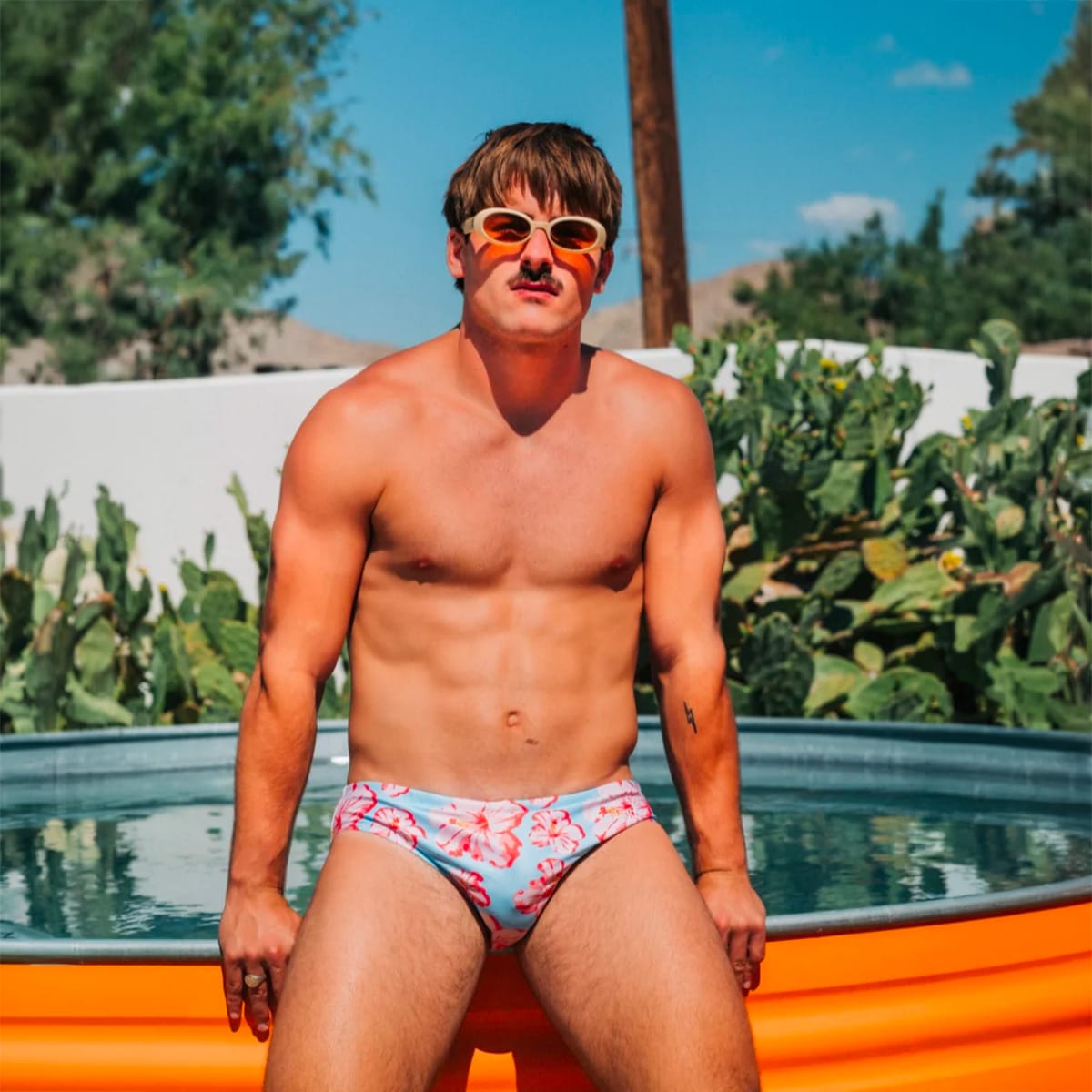Maillot de bain Budgy Smuggler Fleurs de Maui Vue porté de face 2