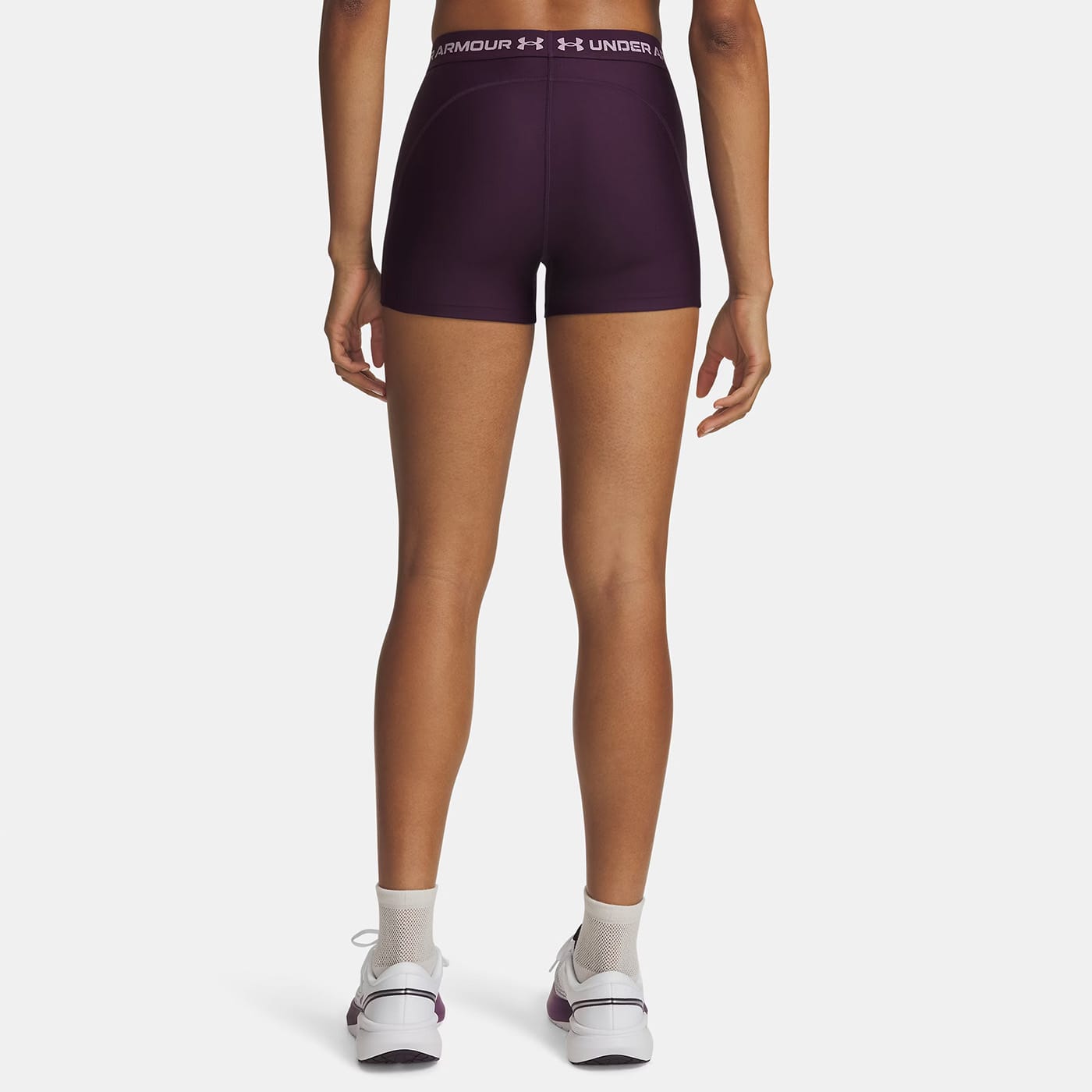 Shorty Under Armour HeatGear® 8cm pour femme Violet écho 6010725-526 Vue porté de dos