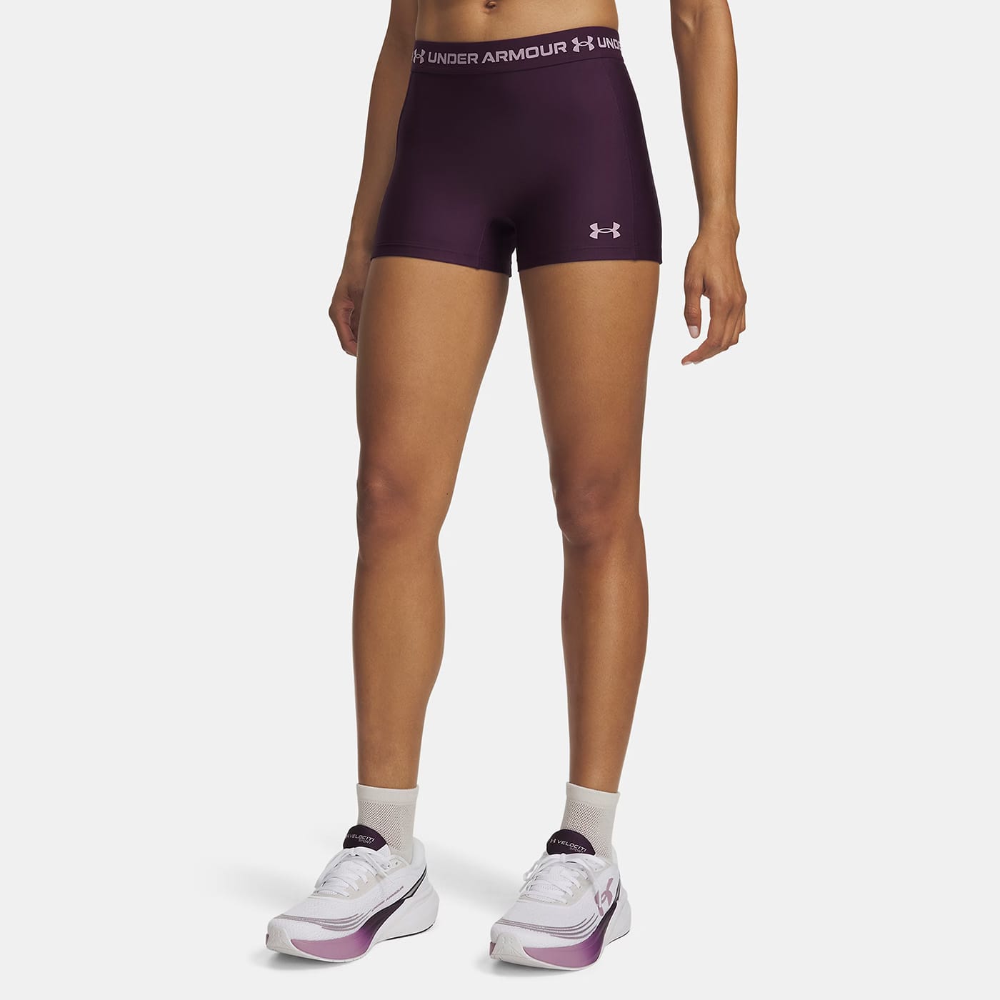 Shorty Under Armour HeatGear® 8cm pour femme Violet écho 6010725-526 Vue porté de face