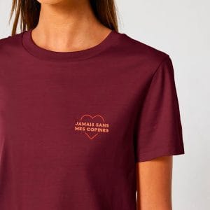 T-shirt pour femme Brodé Jamais sans mes copines Bordeaux Vue porté de face detail