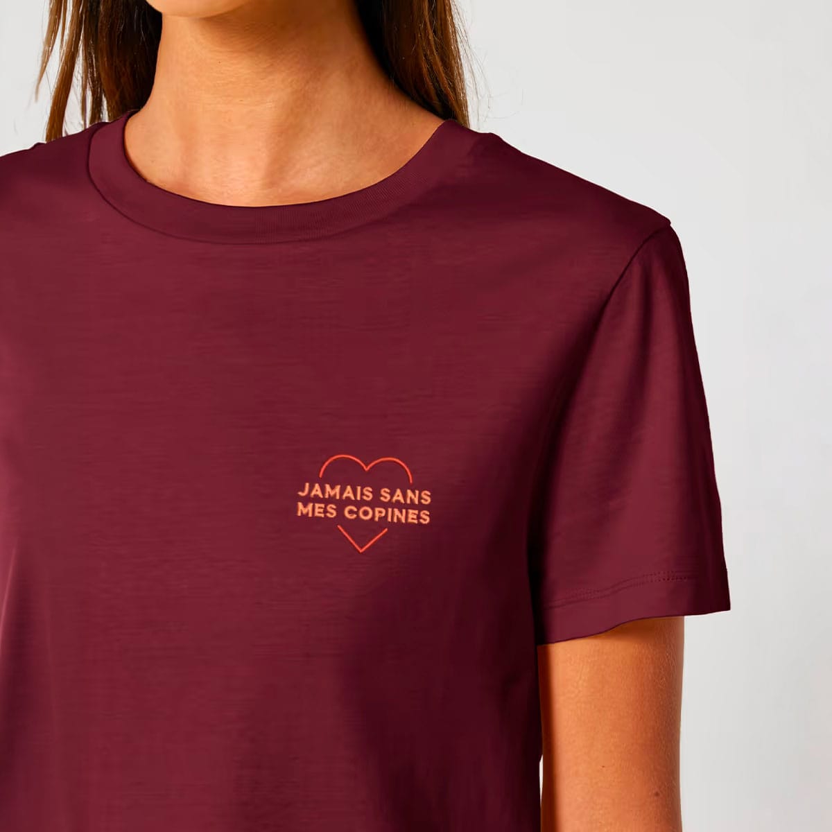 T-shirt pour femme Brodé Jamais sans mes copines Bordeaux Vue porté de face detail