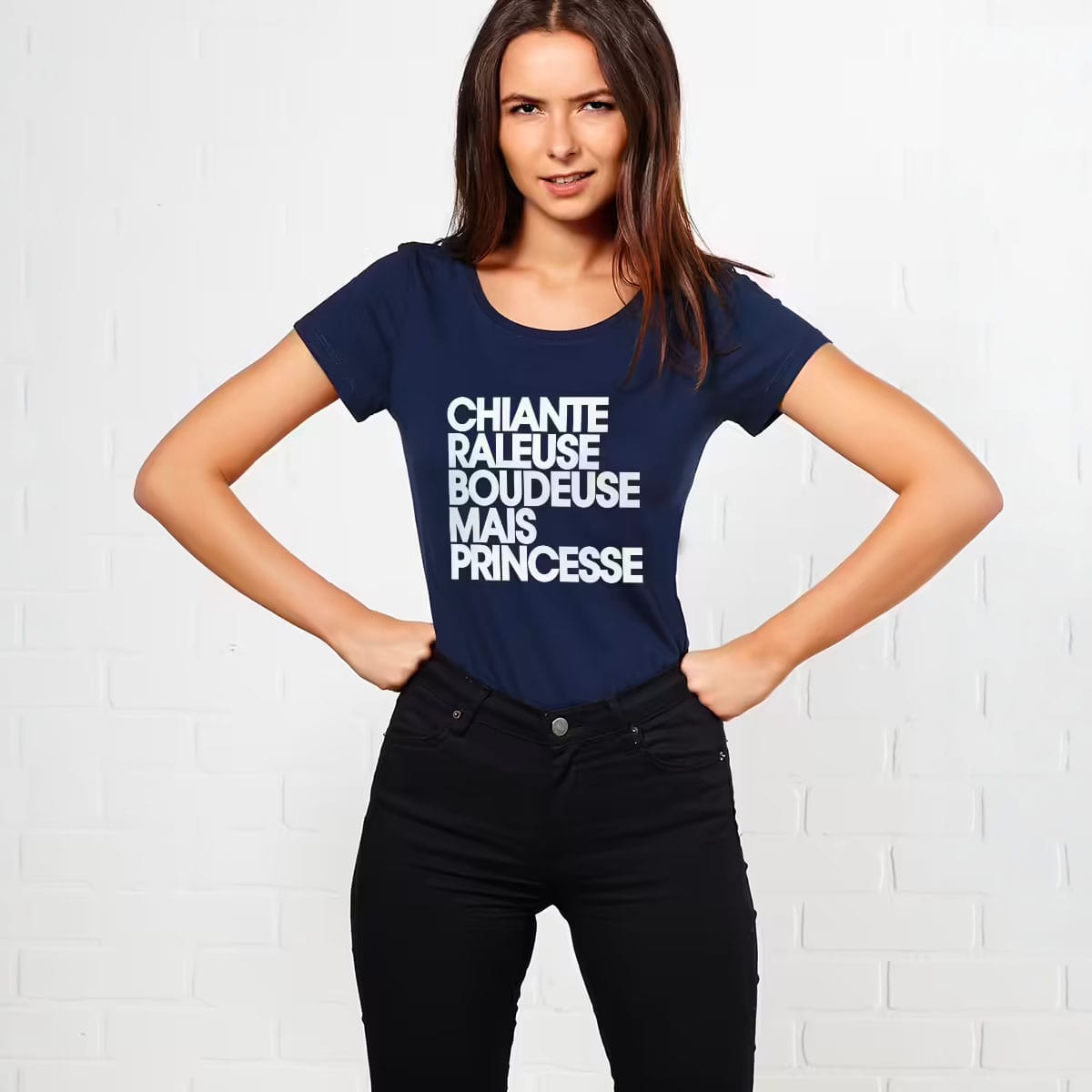T-shirt pour femme Chiante Râleuse Boudeuse Mais Princesse Bleu marine Vue porté de face