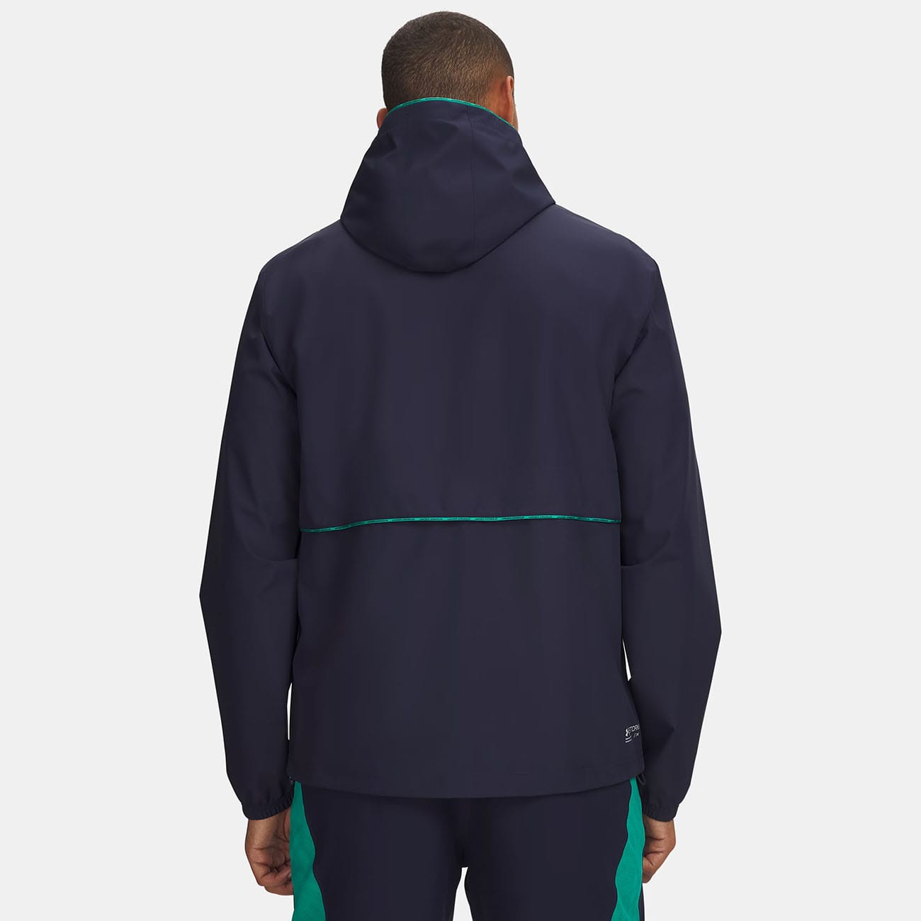 Veste extérieure à capuche pour homme UA Challenger Pro Storm Bleu marine nuit 6013756-410 Vue porté de dos