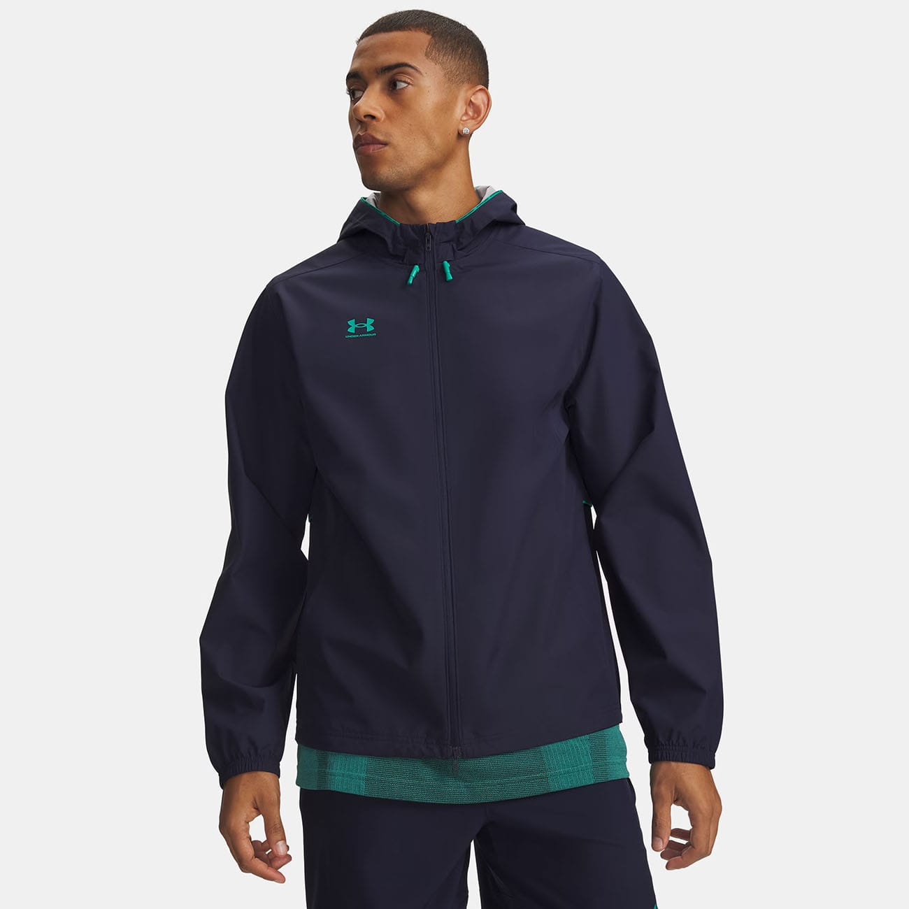 Veste extérieure à capuche pour homme UA Challenger Pro Storm Bleu marine nuit 6013756-410 Vue porté de face