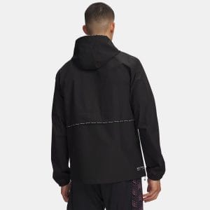 Veste extérieure à capuche pour homme UA Challenger Pro Storm Noir 6013756-008 Vue porté de dos