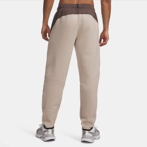 Pantalon de jogging UA Unstoppable Fleece pour Homme Beige 6013427-200 Vue porté de dos